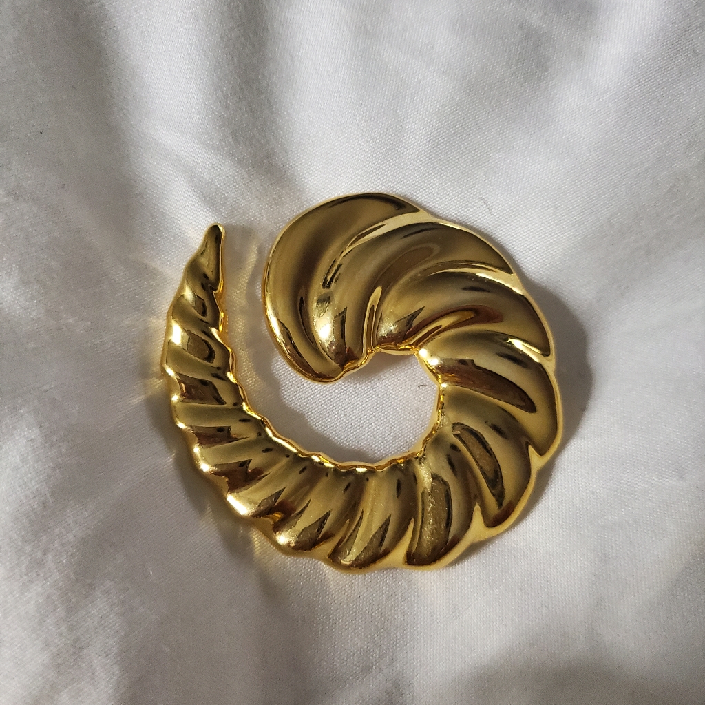 Ribbed Swirl Brooch Gold Tone Unbranded Glossy 2-1/4" Wide By 2-1/8" Tall - Vint
